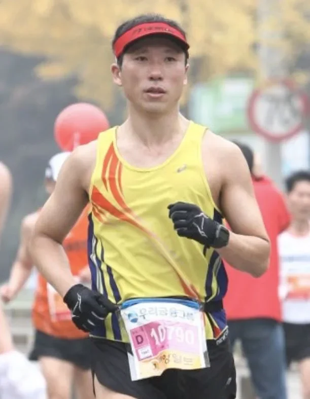 마라톤 대회에서 번호표를 달고 달리는 김흥동 원장