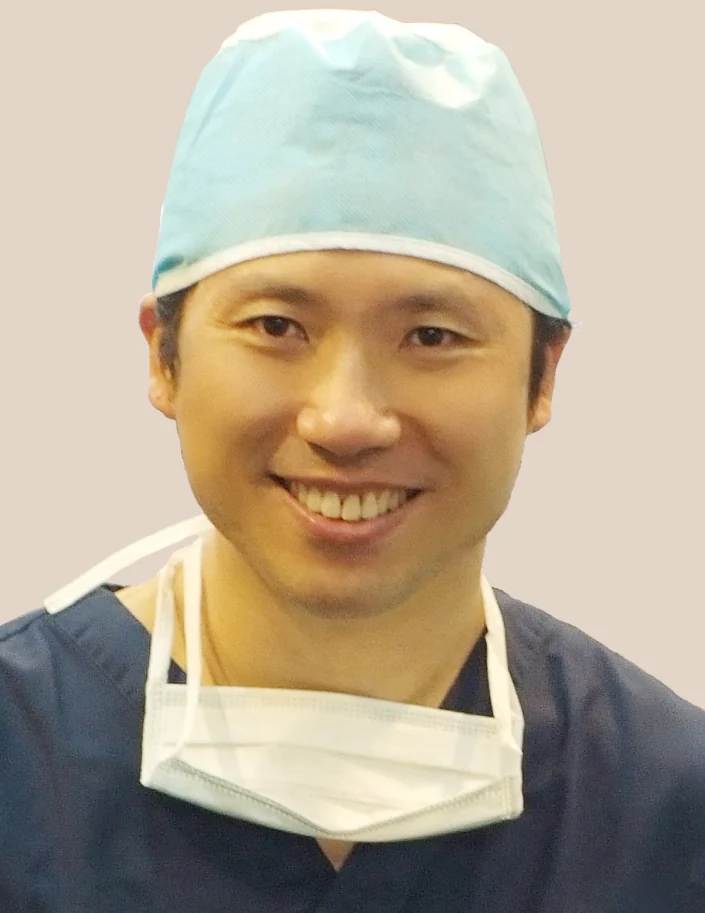 수술모와 수술복을 입고 웃는 김흥동 원장